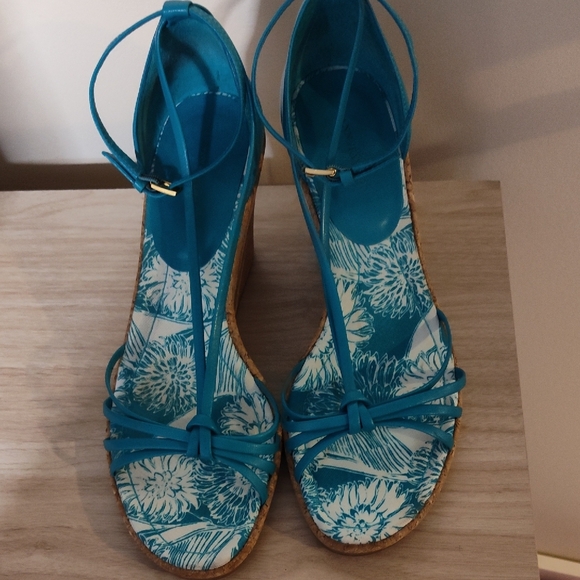 Elegant Blue Wedge Sandals - Picture 2 of 6